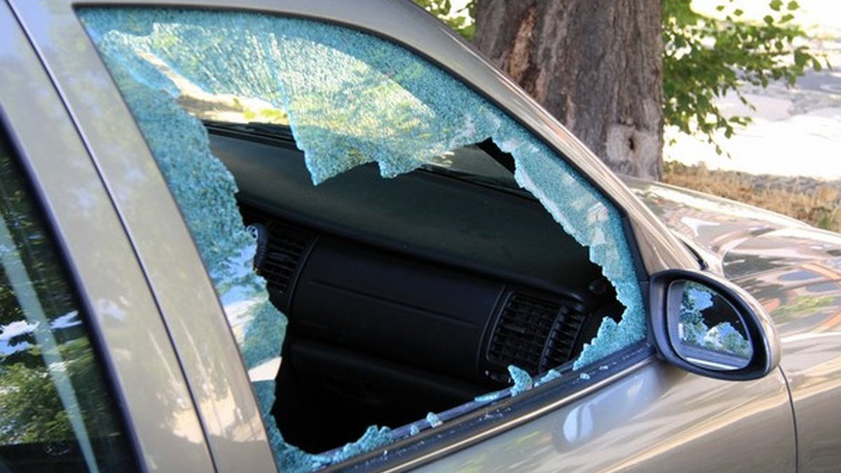 Vitre latérale de voiture brisée après effraction